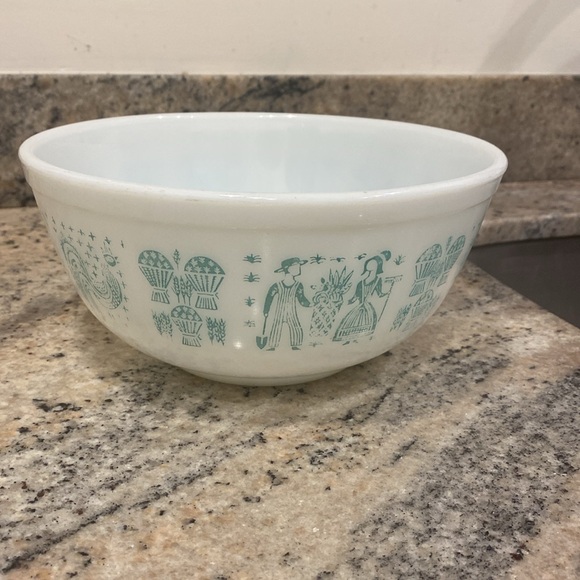 VINTAGE PYREX AMISH WHITE AND TURQUOISE MIXING BOWL 🥣🍓 - Picture 4 of 8